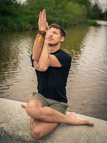 Julian in der Position Garudasana